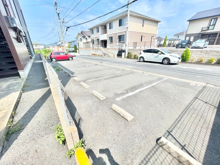 物件外観写真2　(駐車場)
