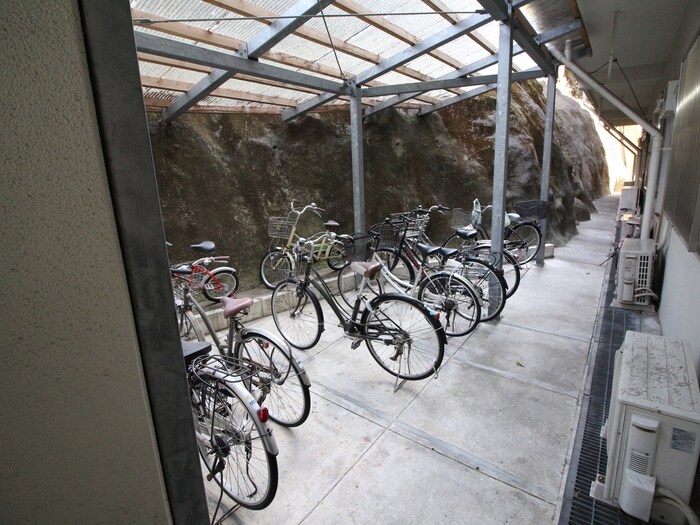 物件外観写真4　(駐輪場)