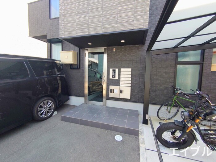 物件外観写真2　(エントランス部分)