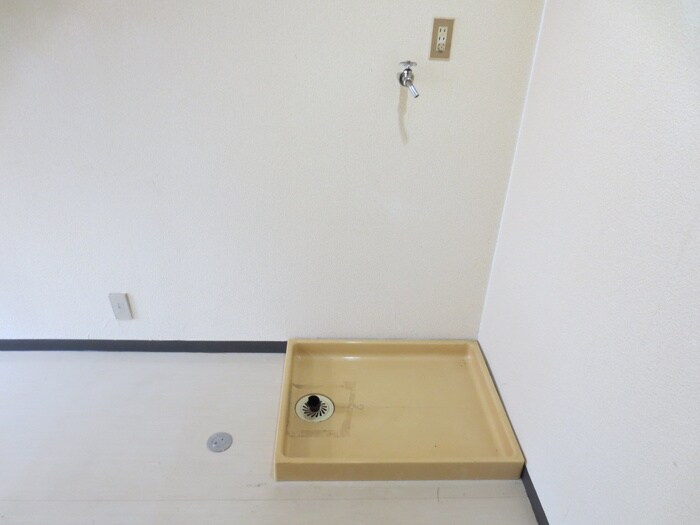 物件内観写真16　(洗濯機置場)