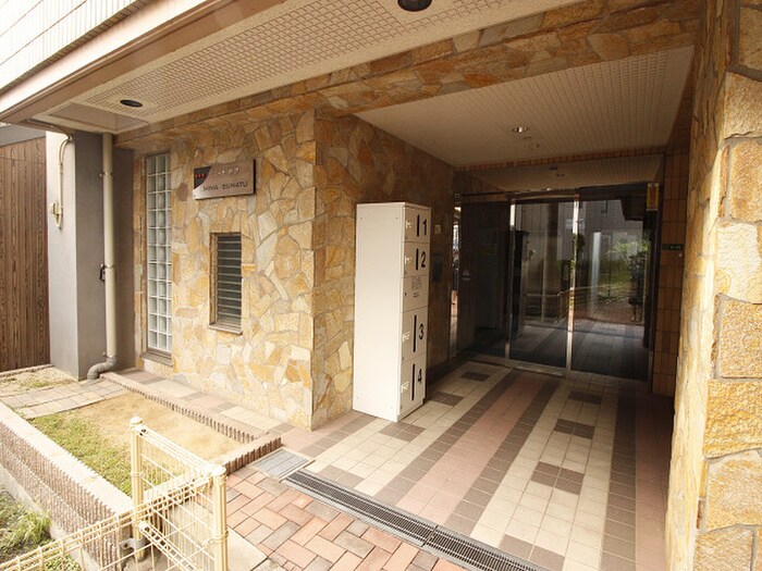 物件外観写真2　(エントランス部分)