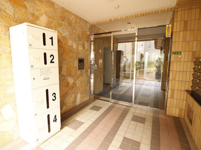 物件外観写真3　(エントランス部分)