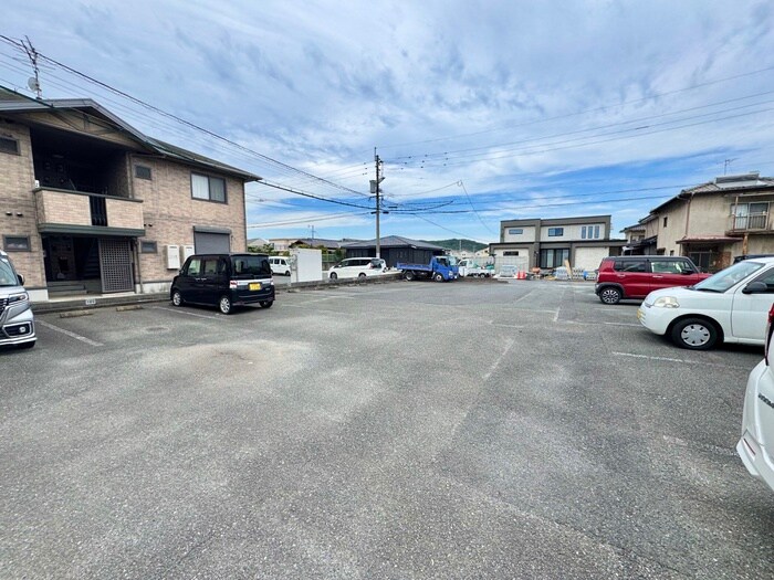 物件外観写真2　(駐車場)