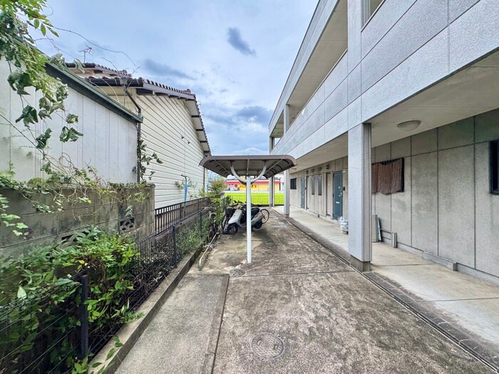 物件外観写真4　(駐輪場)