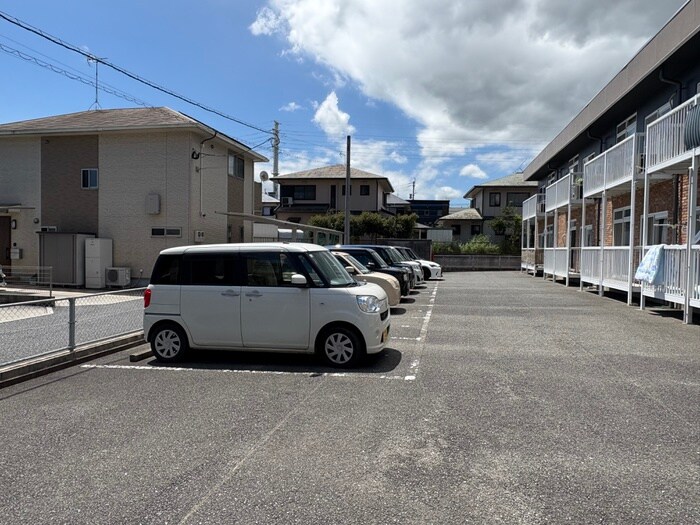物件外観写真3　(駐車場)