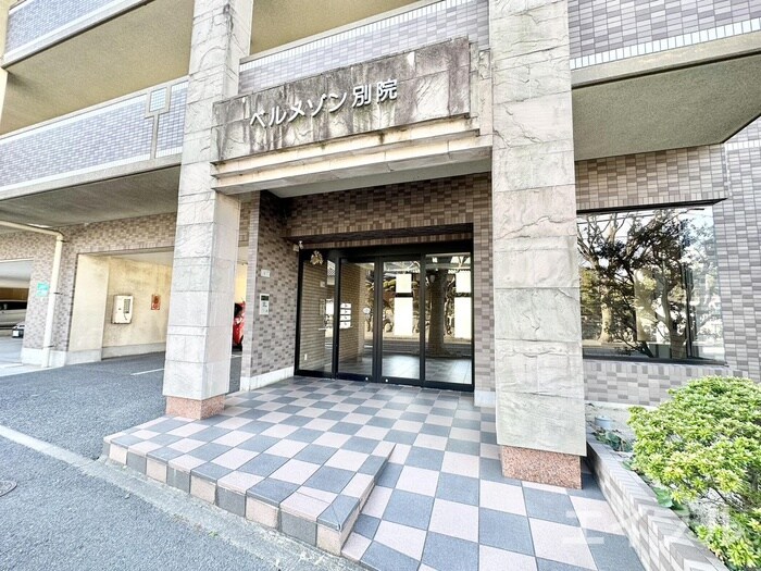 物件外観写真2　(エントランス部分)