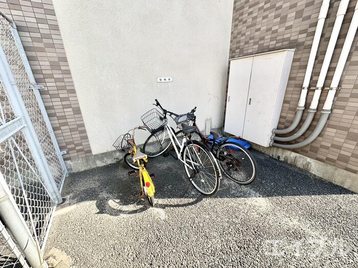 物件外観写真5　(駐輪場)
