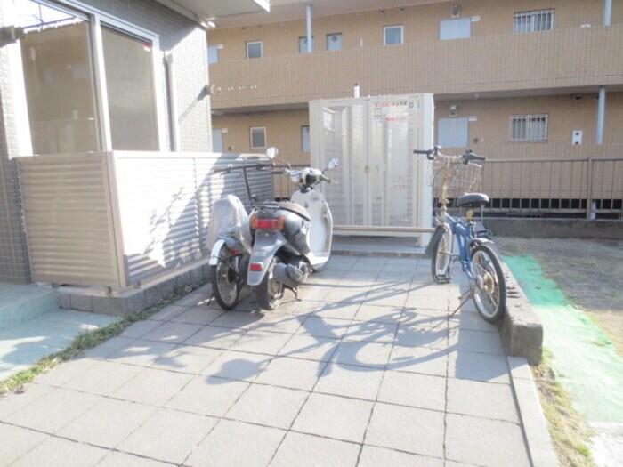 物件外観写真4　(駐輪場)