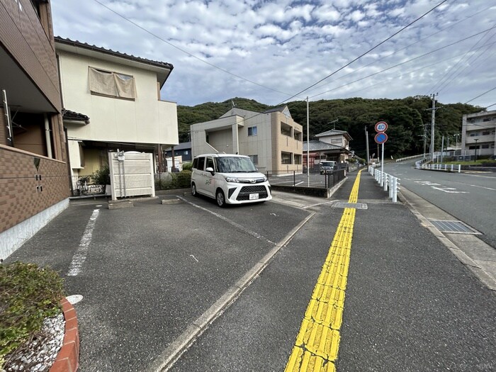 物件外観写真2　(駐車場)