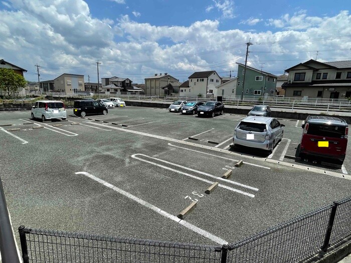 物件外観写真2　(駐車場)
