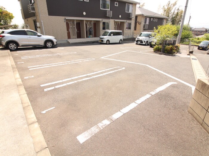 物件外観写真2　(駐車場)