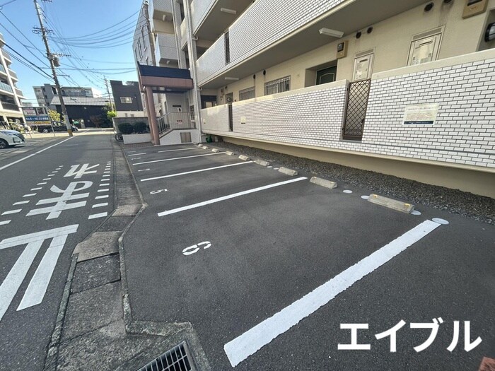 物件外観写真3　(駐車場)