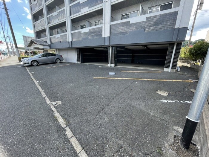 物件外観写真2　(駐車場)
