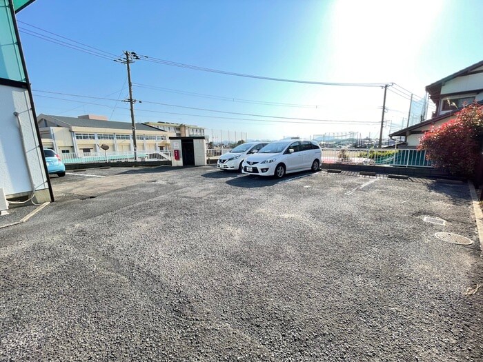 物件外観写真2　(駐車場)