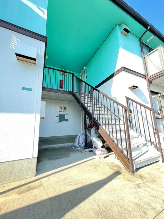 物件外観写真3　(エントランス部分)