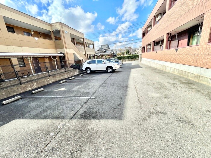 物件外観写真2　(駐車場)