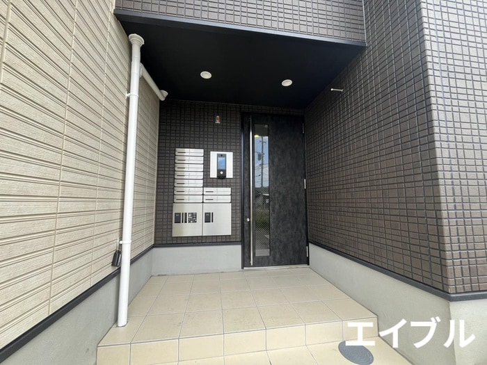 物件外観写真4　(エントランス部分)