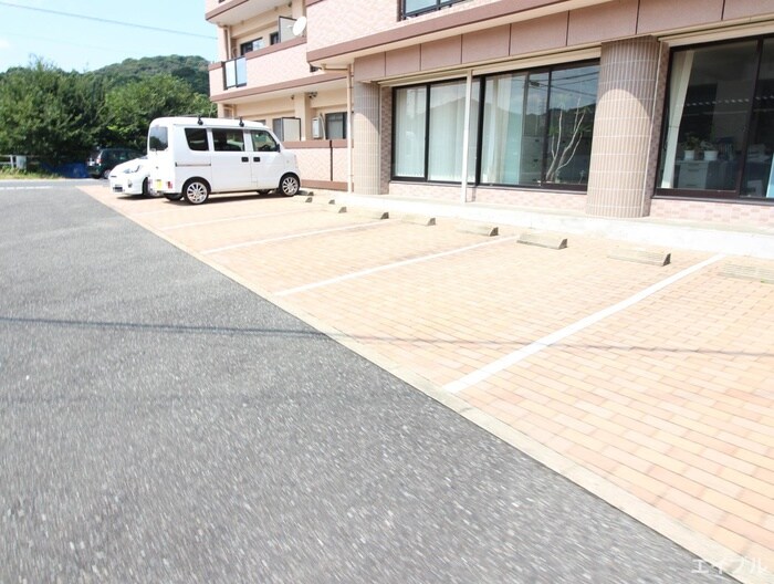 物件外観写真4　(駐車場)