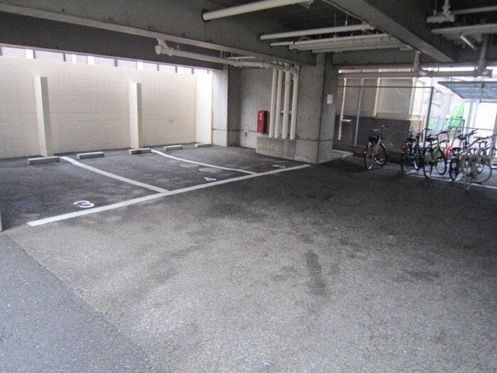 物件外観写真5　(駐車場)