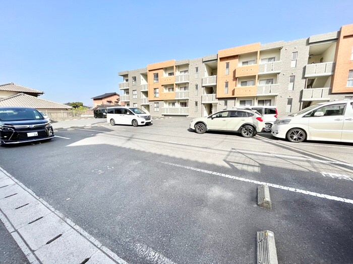 物件外観写真2　(駐車場)