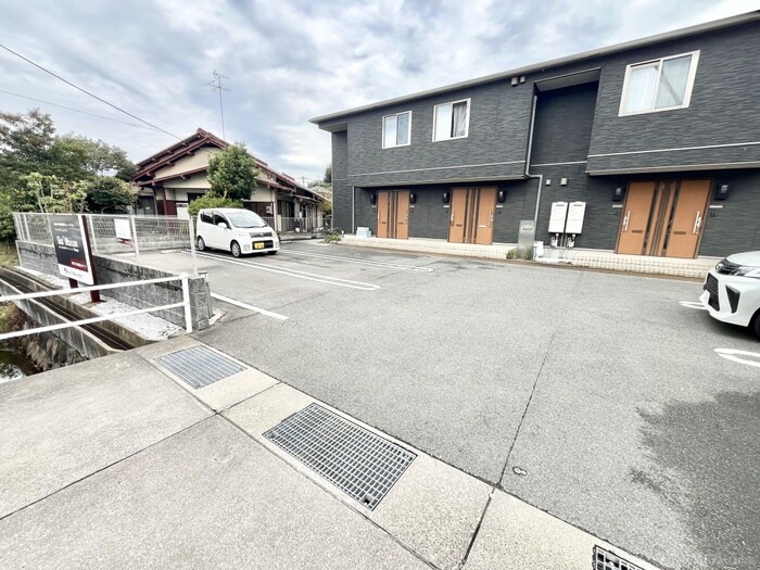 物件外観写真2　(駐車場)