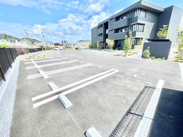物件外観写真2　(駐車場)