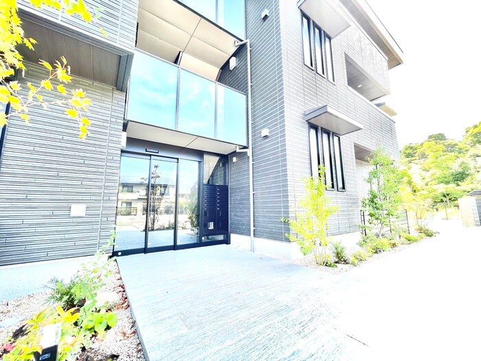 物件外観写真5　(エントランス部分)