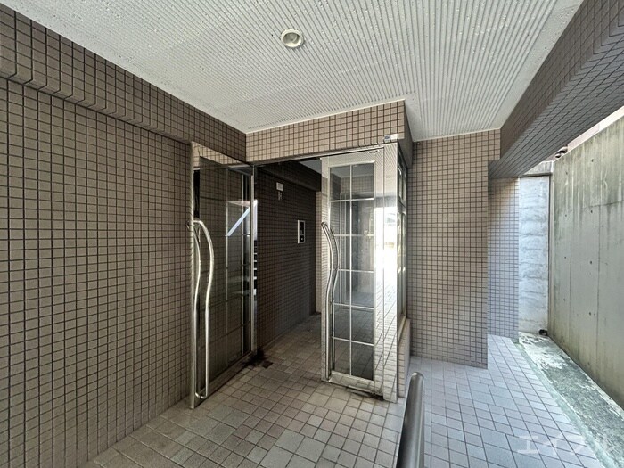 物件外観写真4　(エントランス部分)