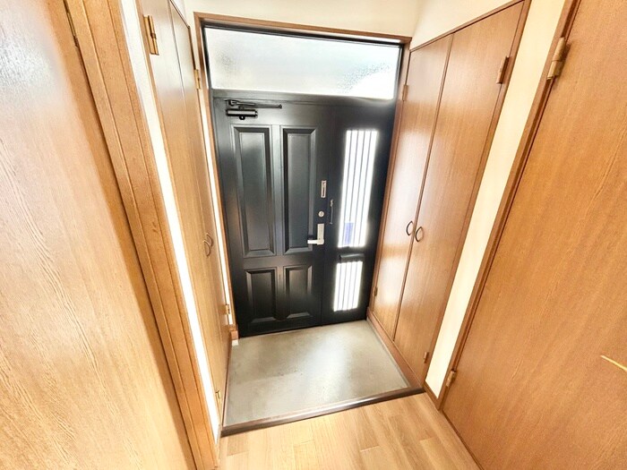 物件内観写真11　(玄関)