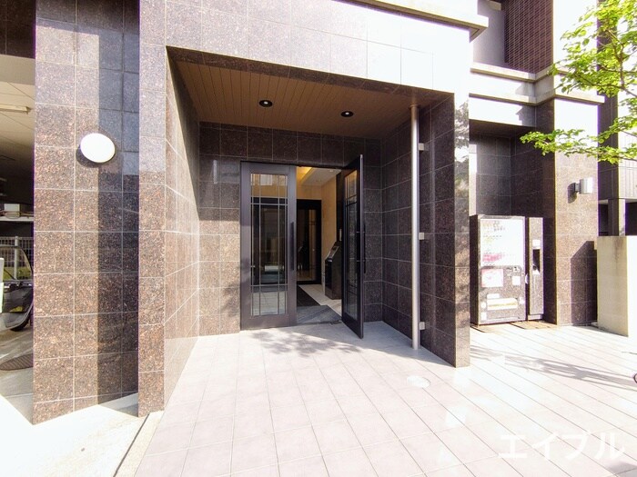 物件外観写真2　(エントランス部分)