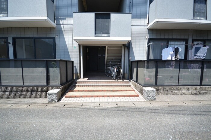 物件外観写真2　(エントランス部分)
