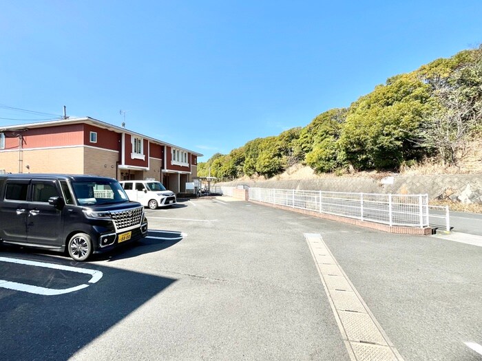 物件外観写真2　(駐車場)