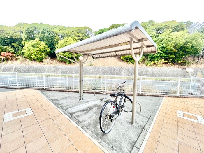 物件外観写真3　(駐輪場)
