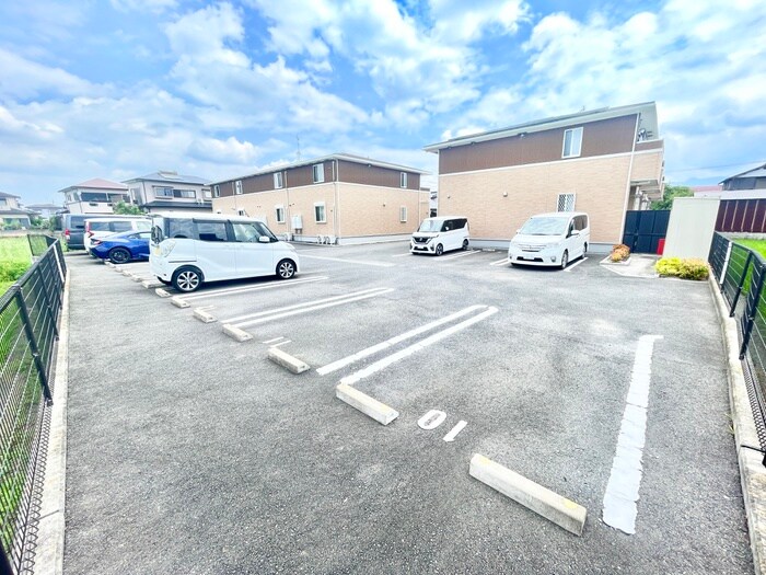 物件外観写真2　(駐車場)