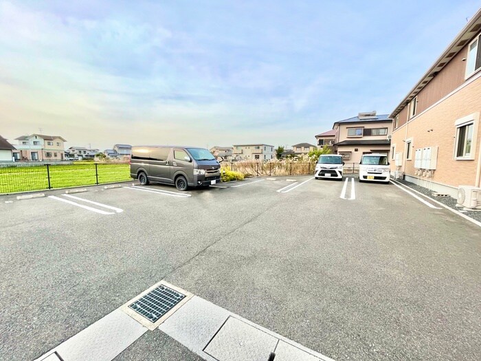 物件外観写真5　(駐車場)