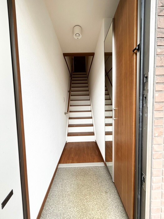 物件内観写真4　(玄関)