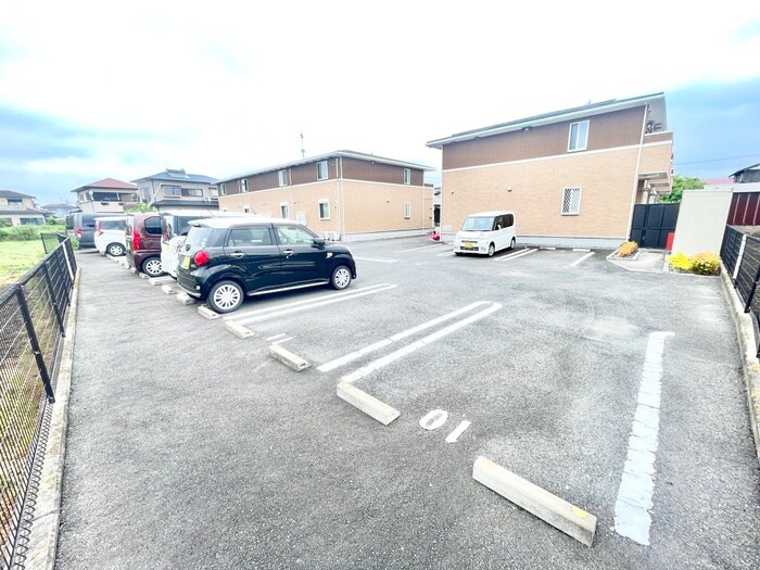 物件外観写真2　(駐車場)