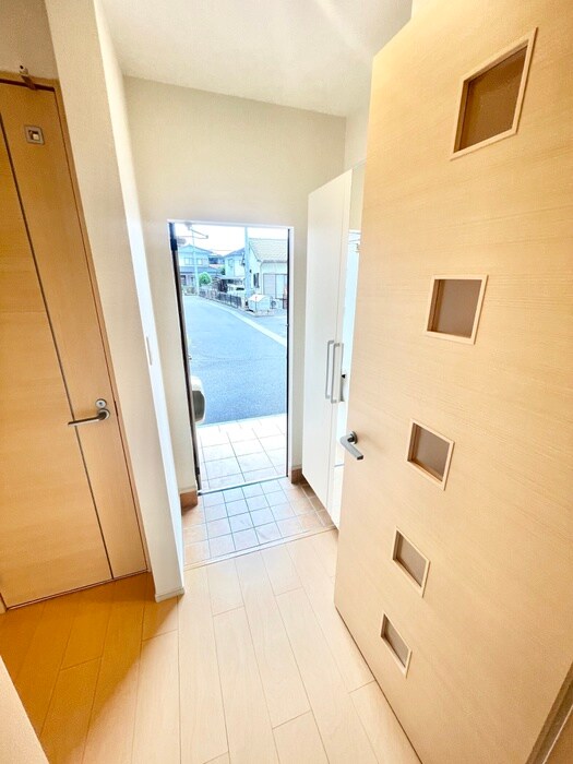 物件内観写真12　(玄関)