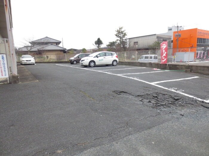 物件外観写真5　(駐車場)