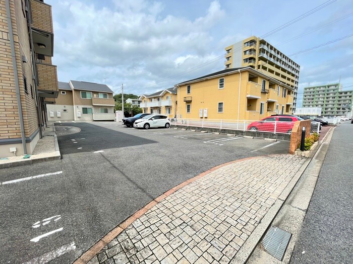 物件外観写真2　(駐車場)