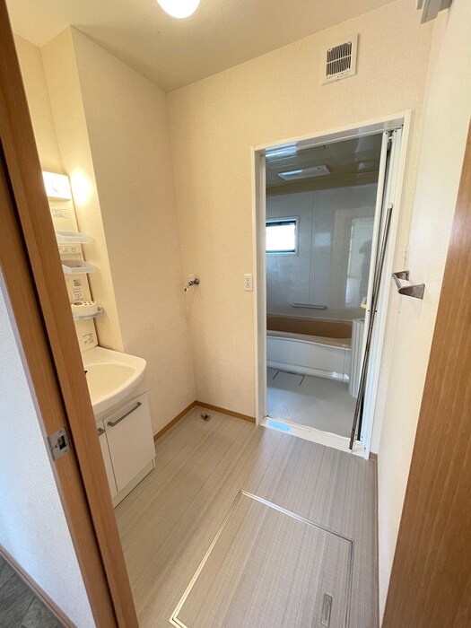 物件内観写真16　(洗濯機置場)