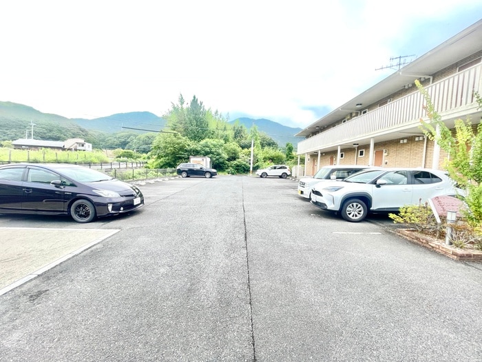 物件外観写真2　(駐車場)