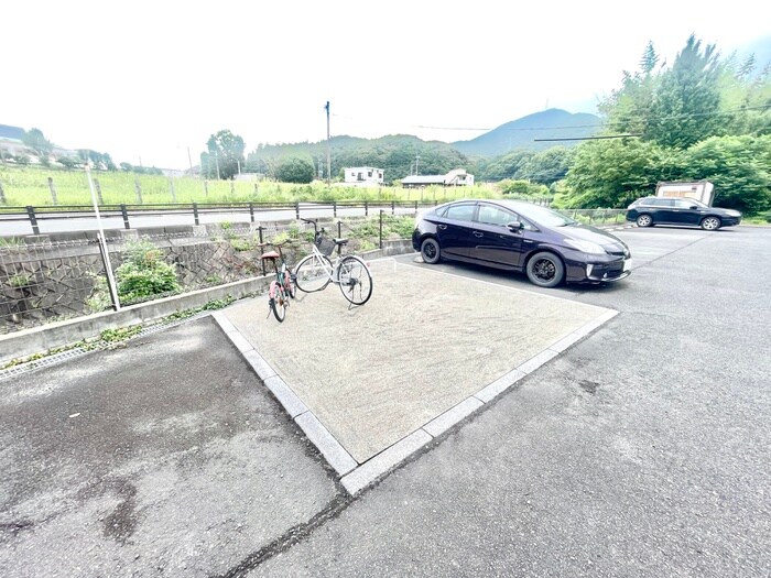 物件外観写真3　(駐輪場)