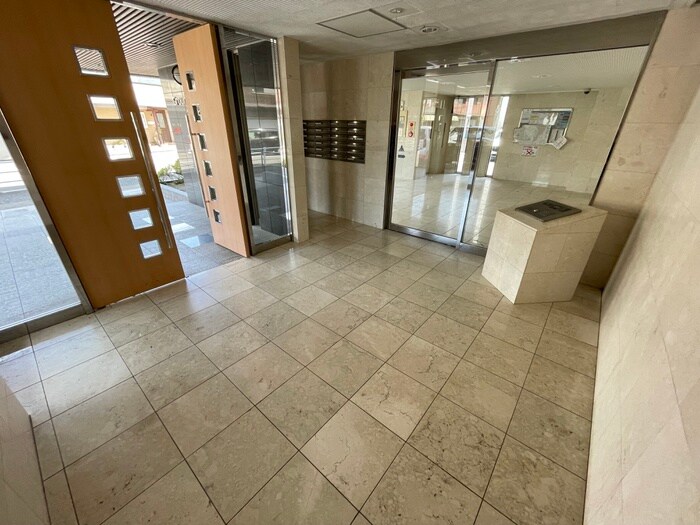 物件外観写真3　(エントランス部分)