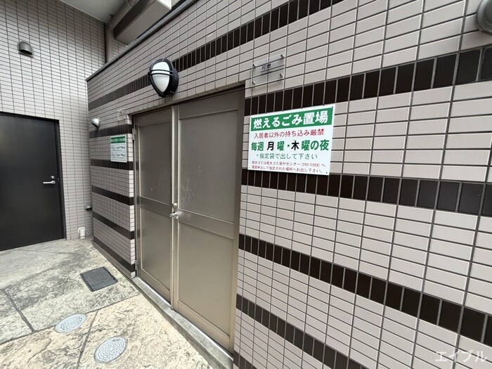 物件外観写真5　(バイク置き場)