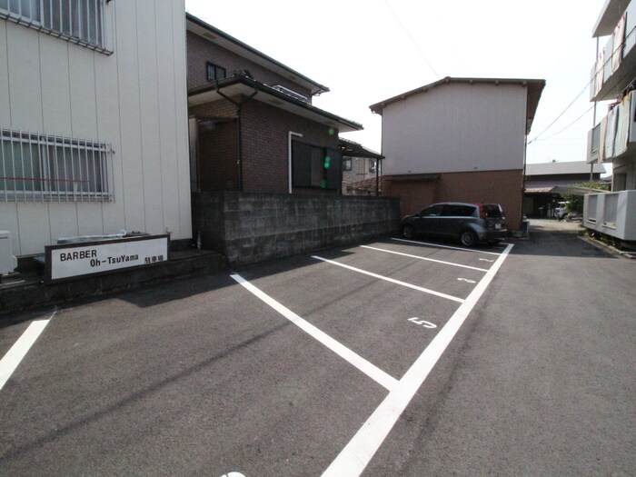 物件外観写真2　(駐車場)