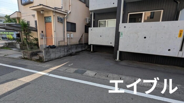 物件外観写真4　(駐車場)