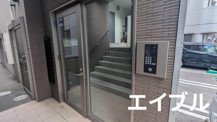 物件外観写真2　(エントランス部分)
