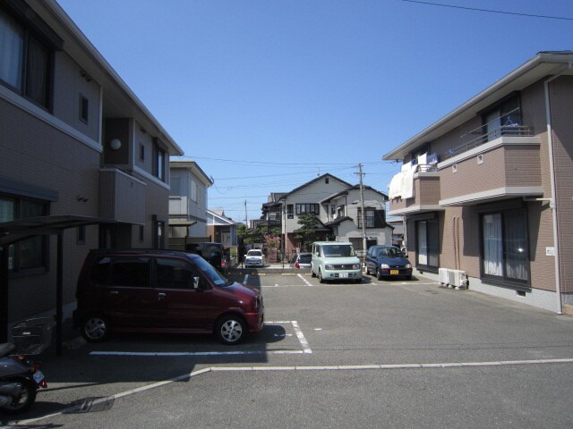 物件外観写真3　(駐車場)