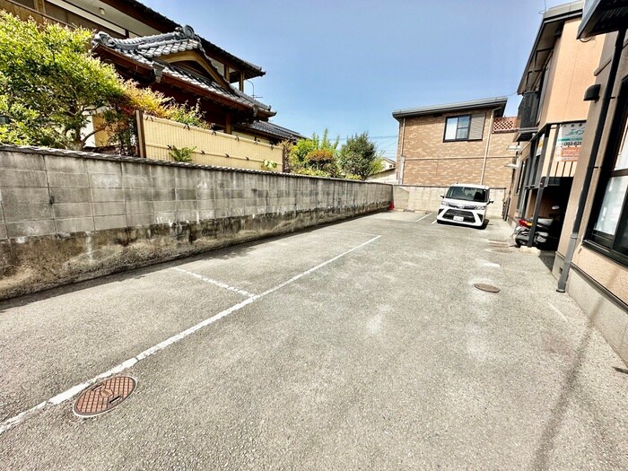 物件外観写真2　(駐車場)